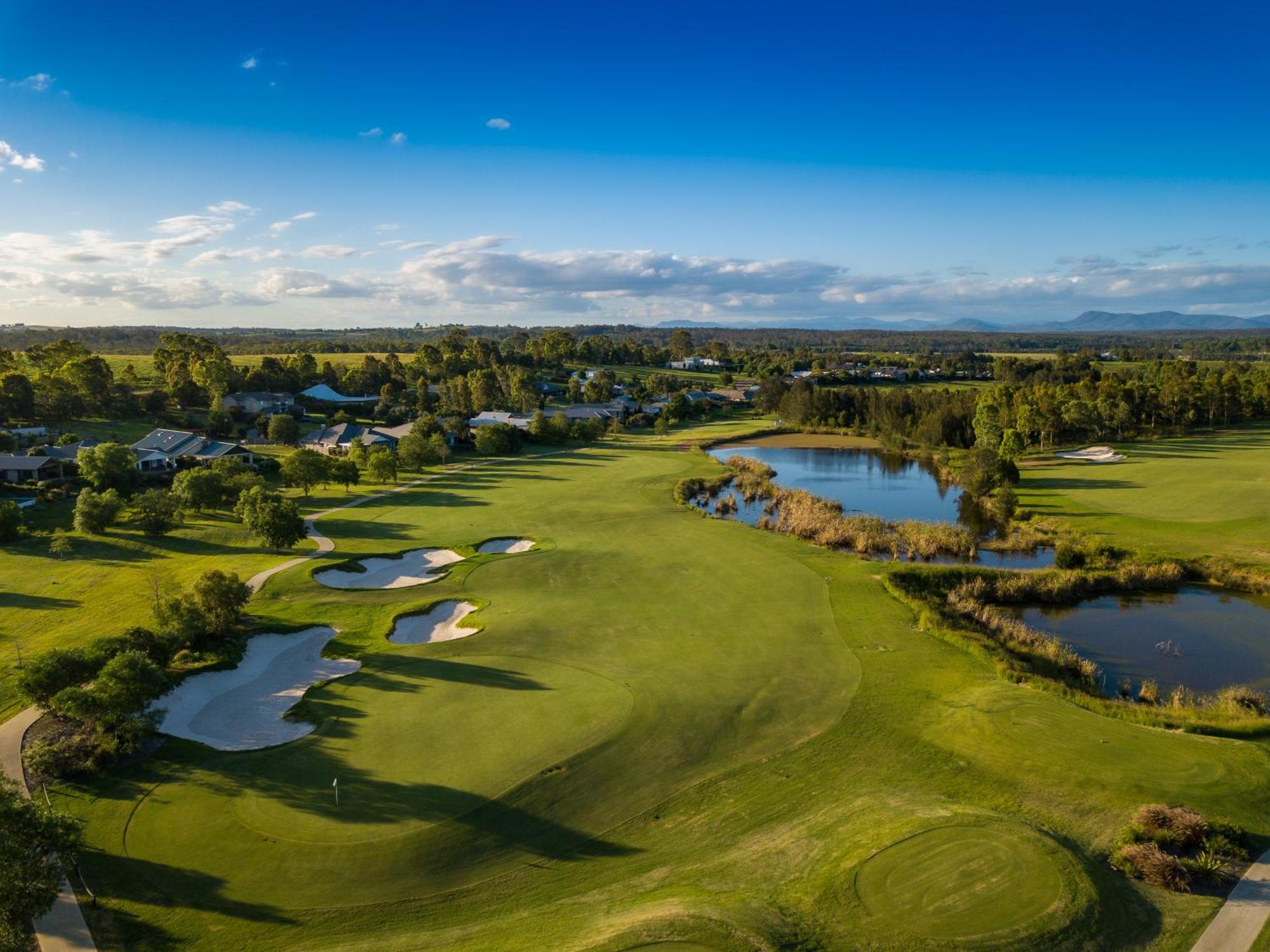 Chateau Elan At The Vintage Поколбин Экстерьер фото The 18th hole at The Lakes Golf Club