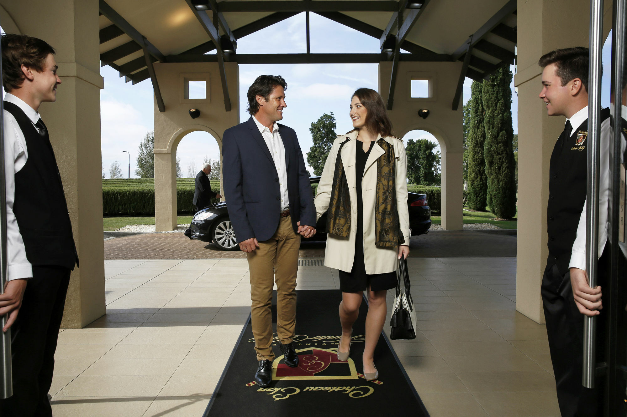 Chateau Elan At The Vintage Поколбин Экстерьер фото A couple being greeted by a concierge