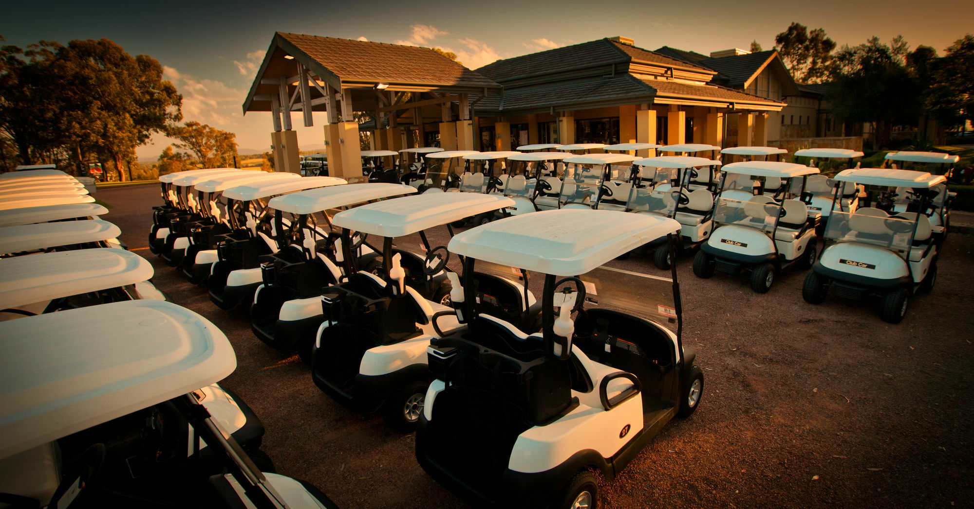 Chateau Elan At The Vintage Поколбин Экстерьер фото Golf carts at a golf course