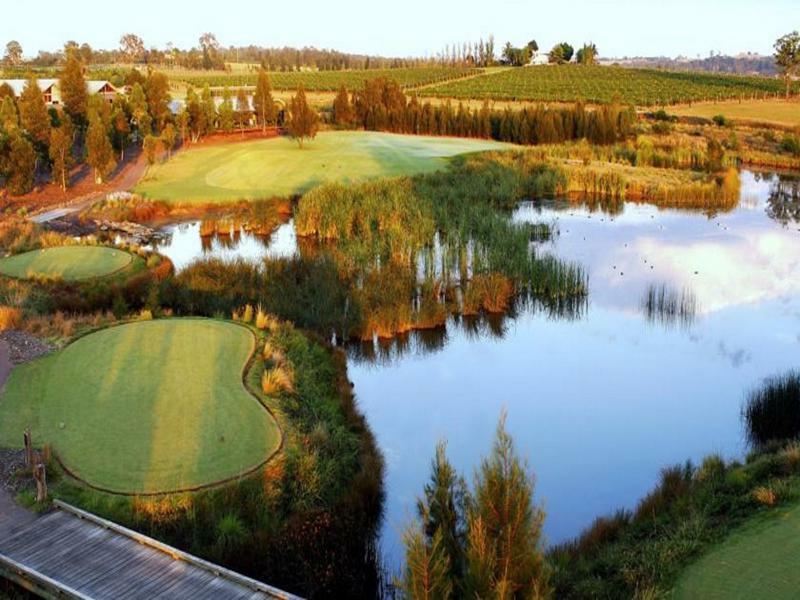 Chateau Elan At The Vintage Поколбин Экстерьер фото The 18th hole at the Links Lady Bay Golf Club
